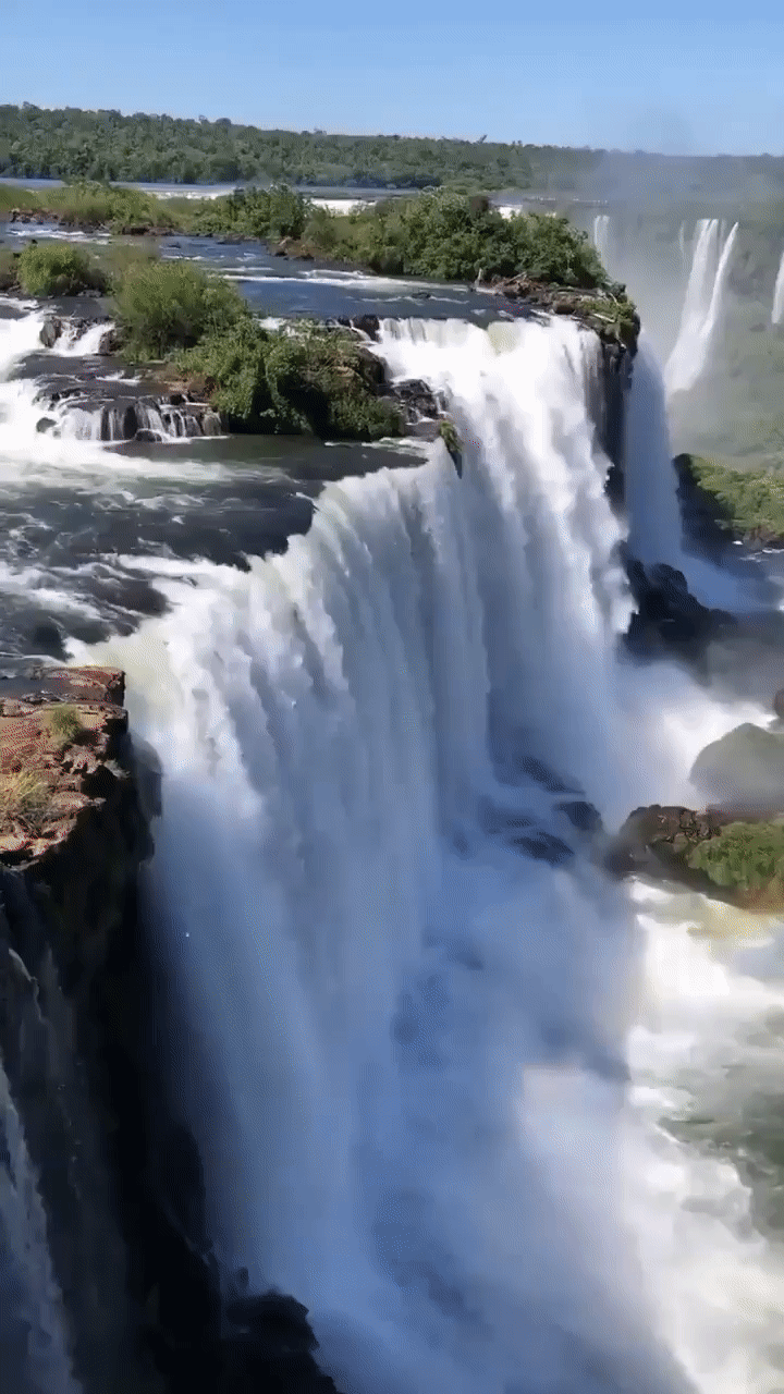 Комплекс водопадов на границе бразилии аргентины. Водопады Игуасу Аргентина. Бразилия водопады Игуасу. Водопад Игуасу, граница Бразилия–Аргентина.