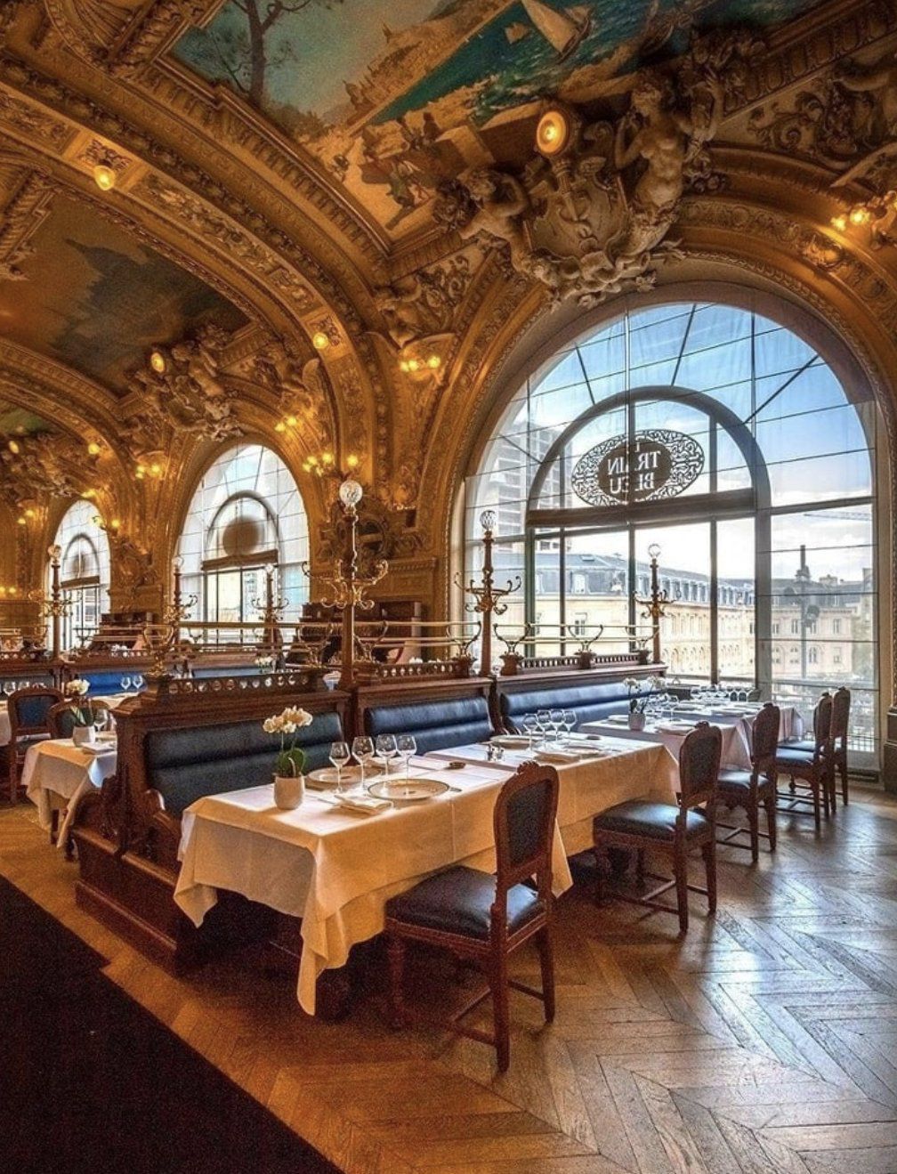 Парижская синь. Ресторан le Train bleu Paris. 19 Век синий экспресс. Парижский синий. Синий экспресс ресторан Париж снаружи.