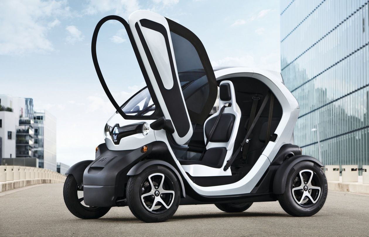 Renault Twizy Самая медленная машина современного мирового автопрома – это  двухместный электрокар Renault Twizy.Ее мощность 5 и 17 лошадиных сил,  которые разгоняются до 45 и 80 километров в час.